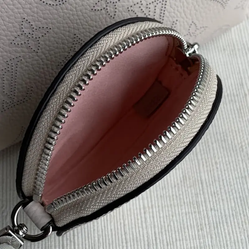 M57070 19x22x14cm High Quality Bags - Image 7