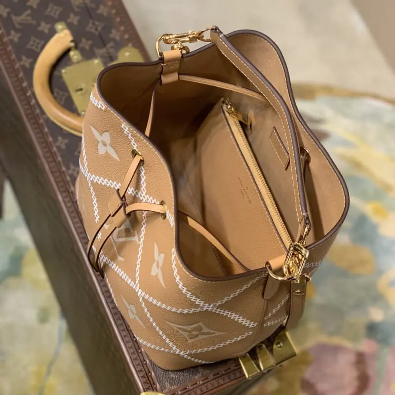 M46029 26x26x17.5cm High Quality Bags - Image 8