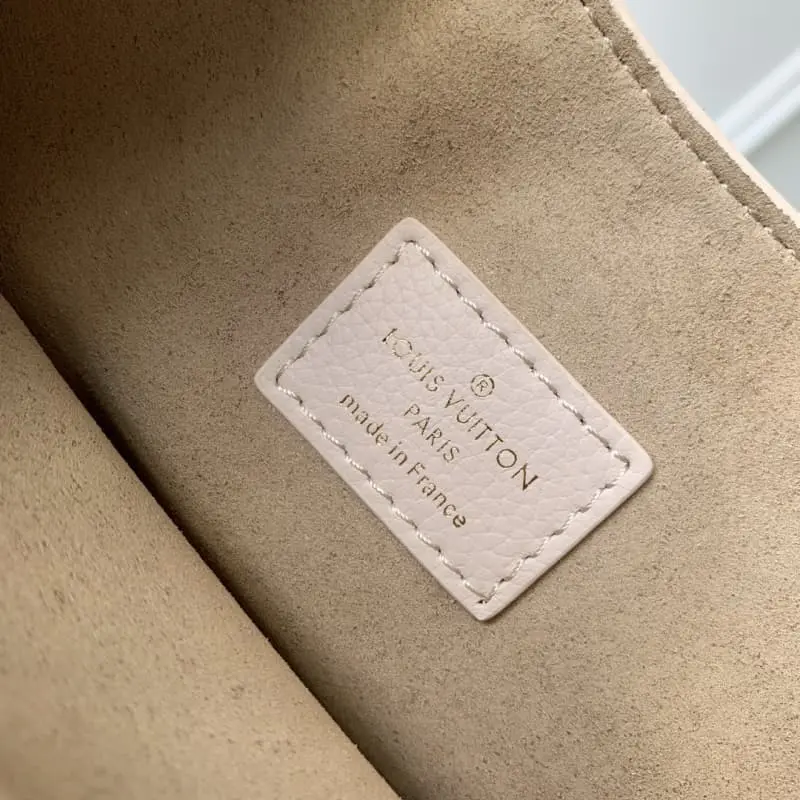 M24990 White 26x18x7cm High Quality Bags - Image 8