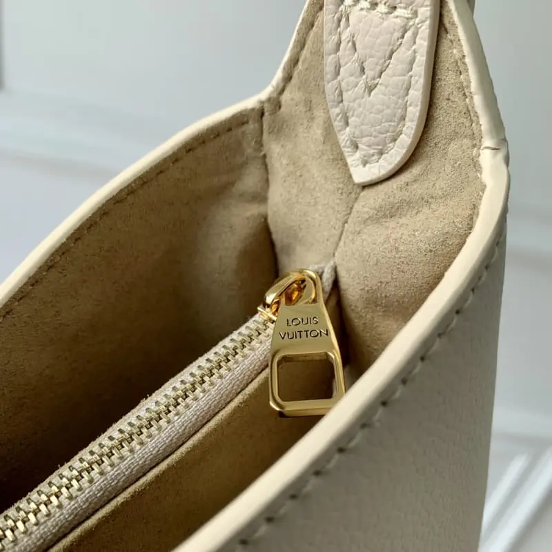 M24990 White 26x18x7cm High Quality Bags - Image 7