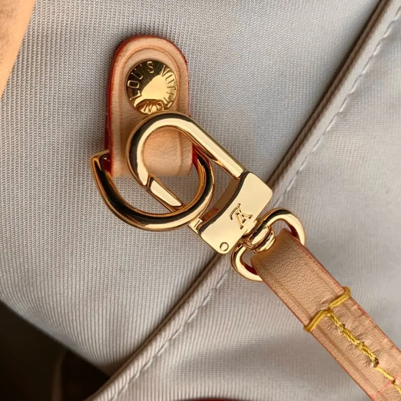 M24905 White 31x28x14cm High Quality Bags - Image 7