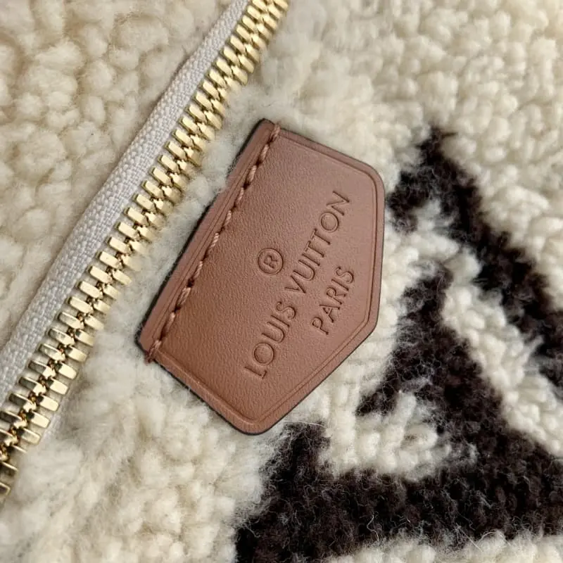 M23715 37x14x13cm High Quality Bags - Image 7