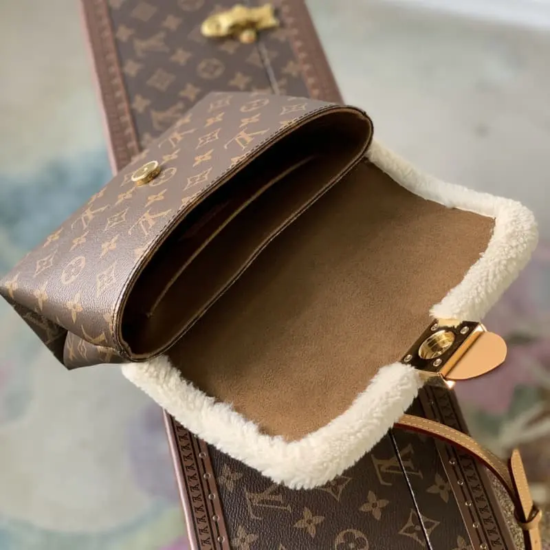 M46318 21x17x8cm High Quality Bags - Image 7