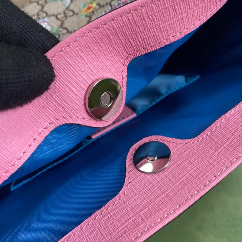 410812 CM 22 High-Quality Bags - Image 7