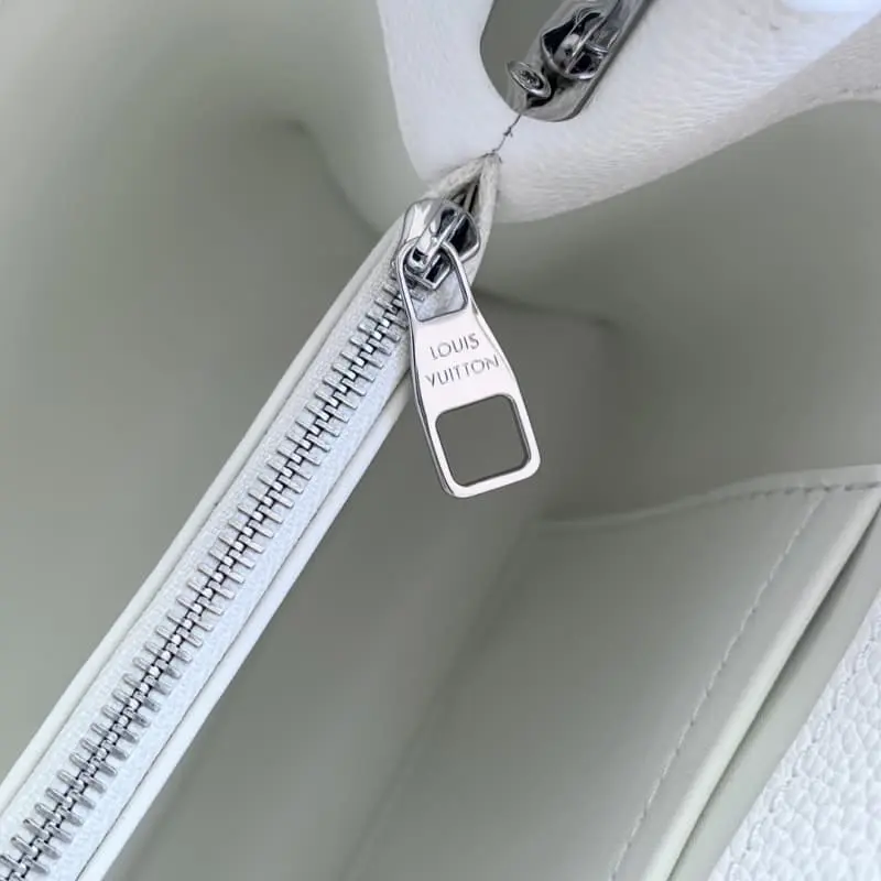 M24666 White 33x19x9cm High Quality Bags - Image 7