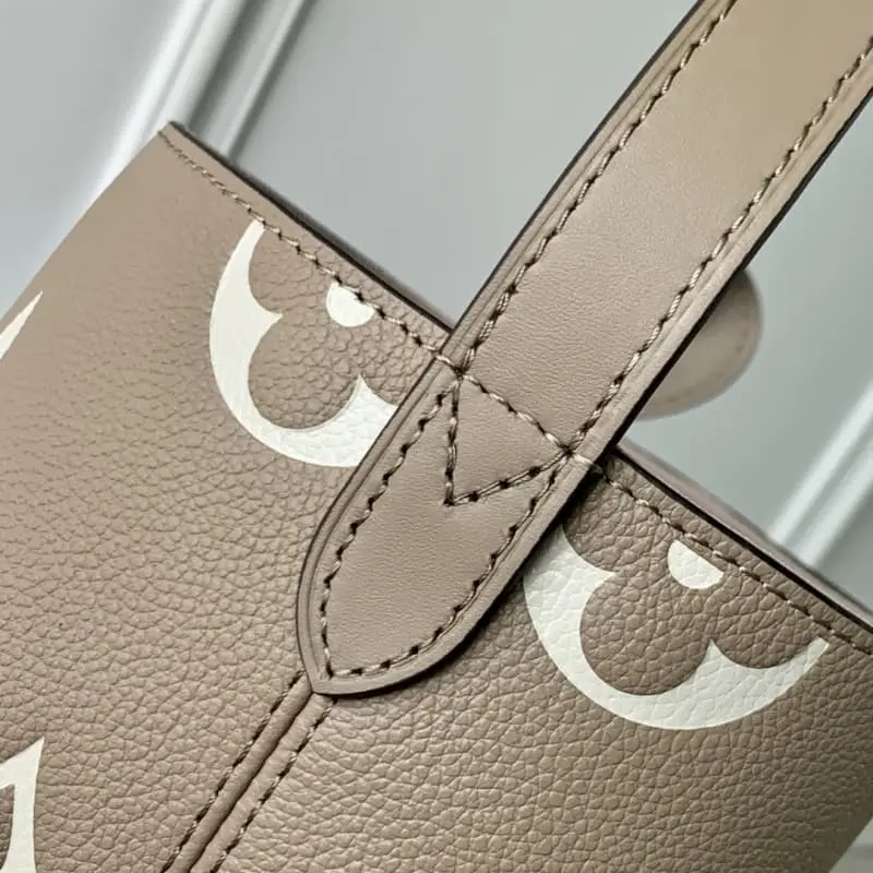 M13045 18x12x16cm High Quality Bags - Image 6