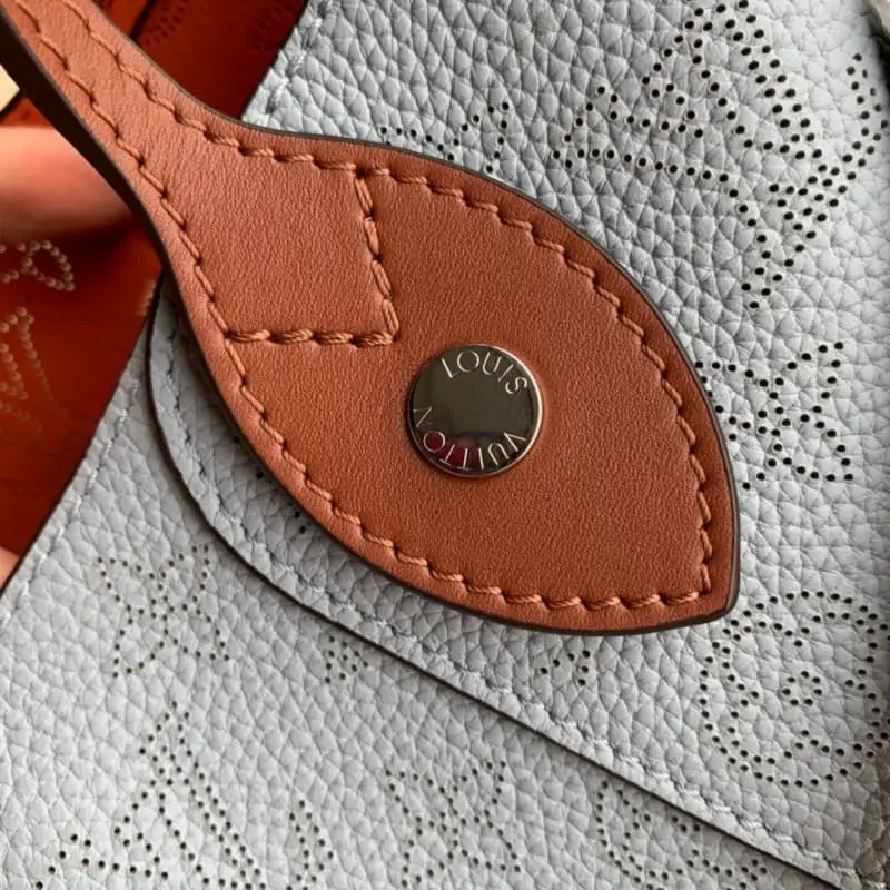 M52975 23x21x13cm High Quality Bags - Image 5