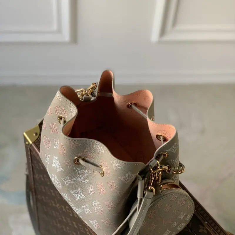 M23388 19x22x14cm High Quality Bags - Image 6