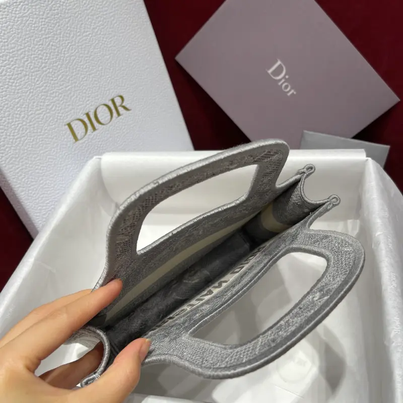 ML8 2 High Quality Bags - Image 7