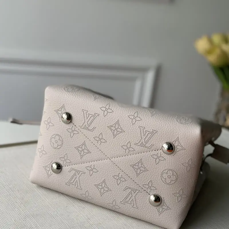 M57070 19x22x14cm High Quality Bags - Image 3