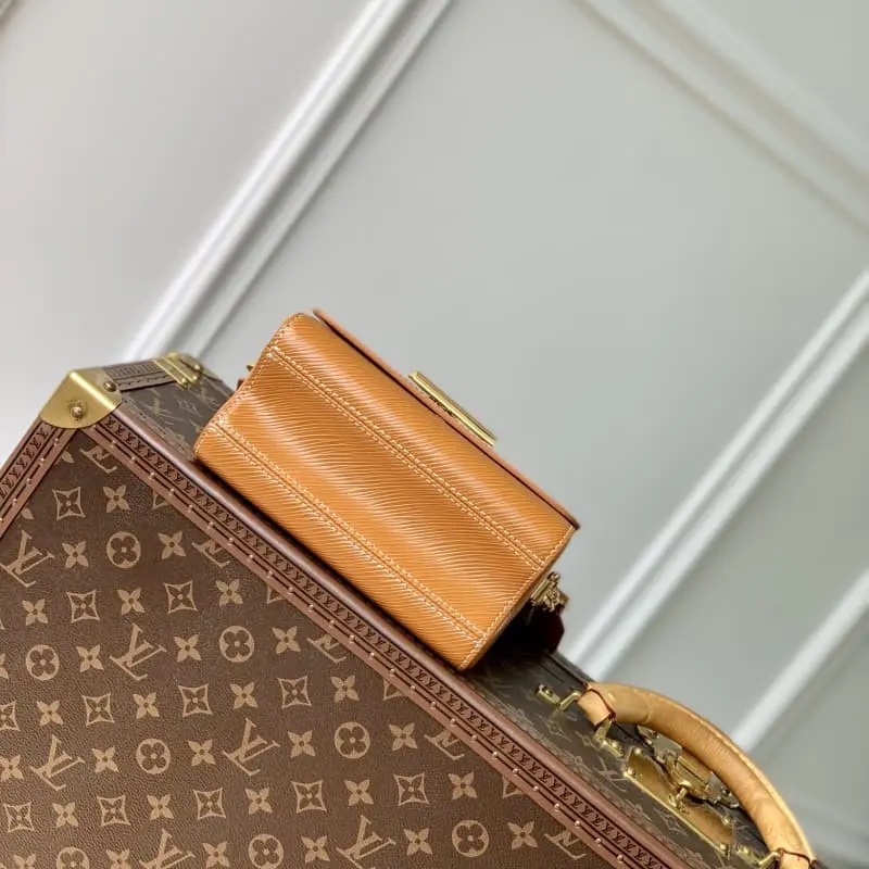 M24765 White 23x17x9.5cm High Quality Bags - Image 4