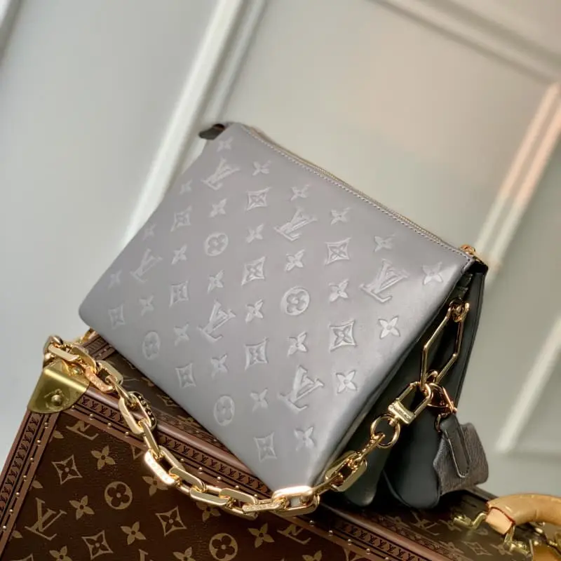 M57791 26x20x12cm High Quality Bags - Image 3