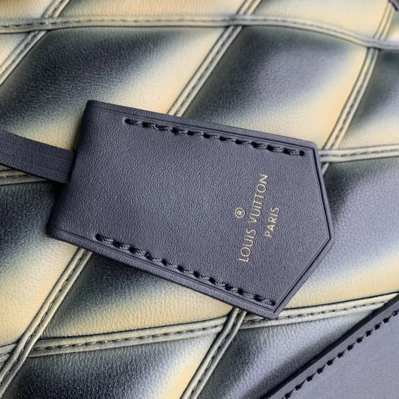 M23666 S3 23.5x17.5x11.5cm High Quality Bags - Image 3